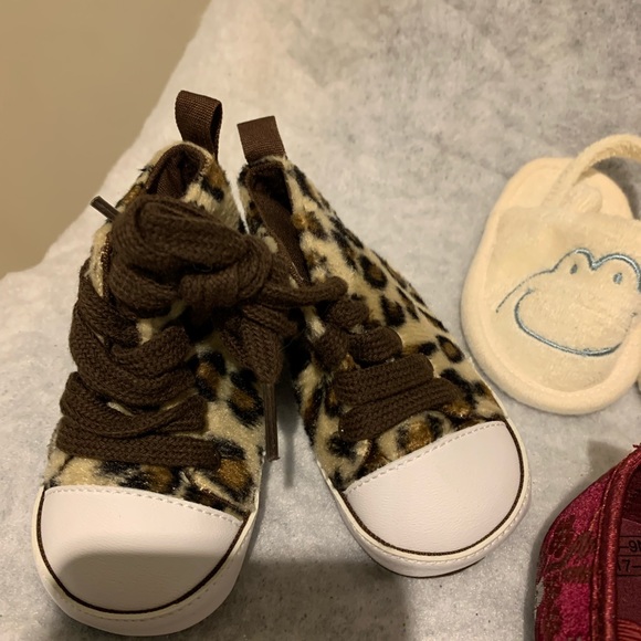 8 pairs of newborn shoes - Picture 3 of 9